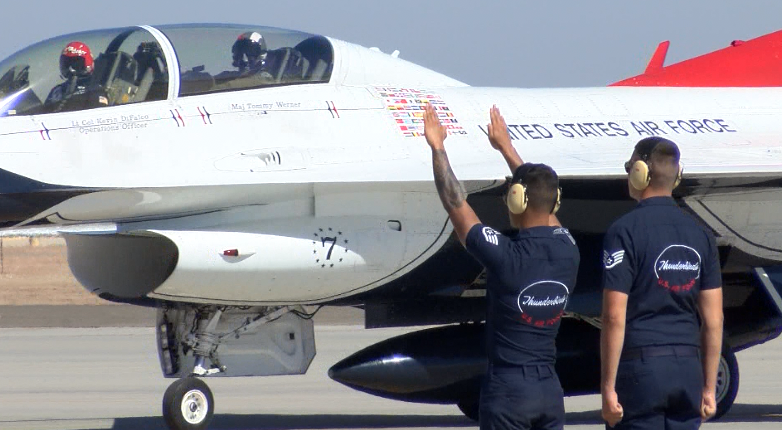 Thunderbirds receive warm welcome from Blue Angels at NAF El Centro