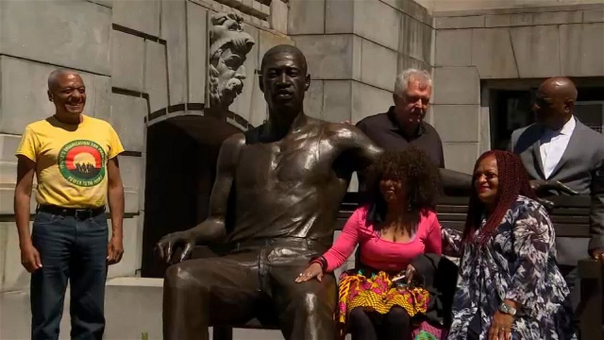 <i>WABC</i><br/>A 700-pound bronze statue of George Floyd is unveiled outside Newark's City Hall