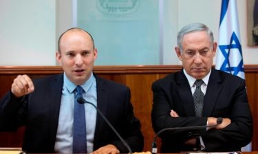Naftali Bennett (L) and Benjamin Netanyahu