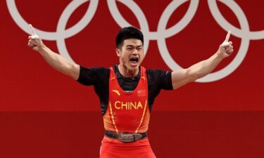 China's Shi Zhiyong sets new weightlifting world record