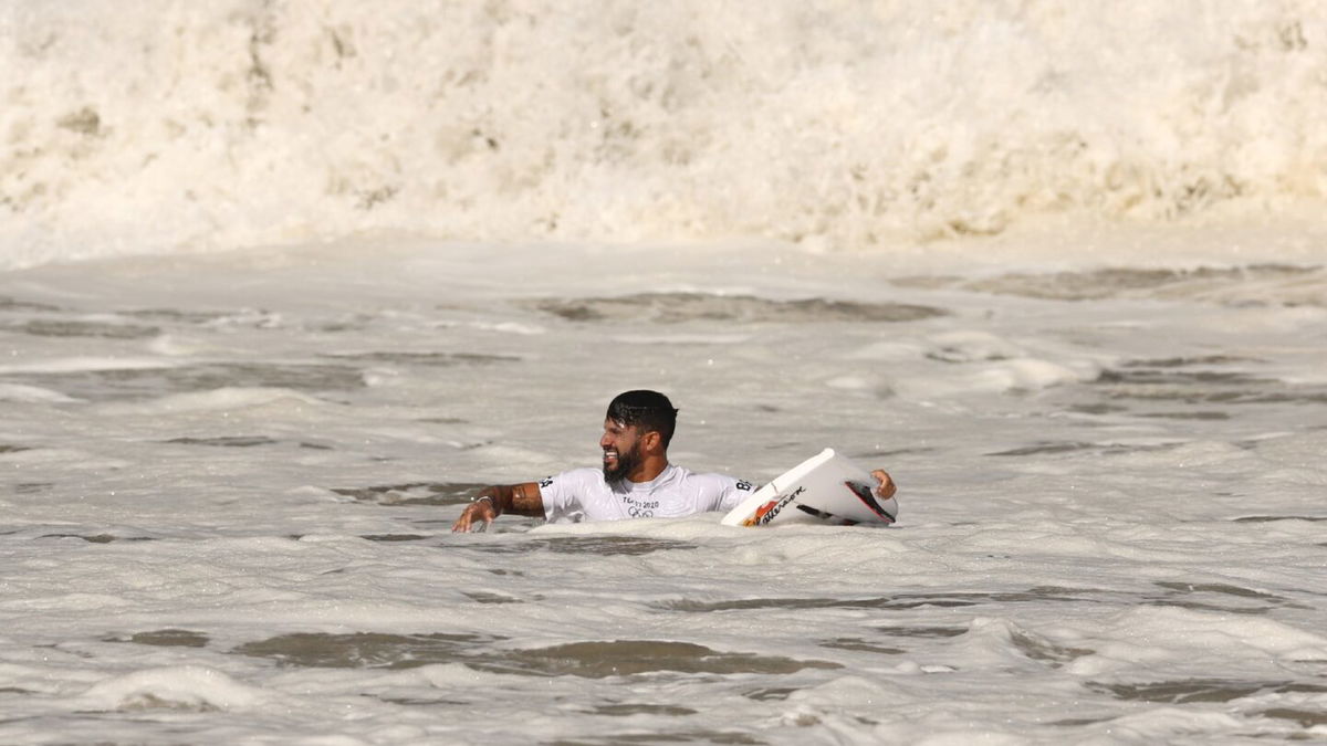 Italo Ferreira snaps surfboard in gold medal match