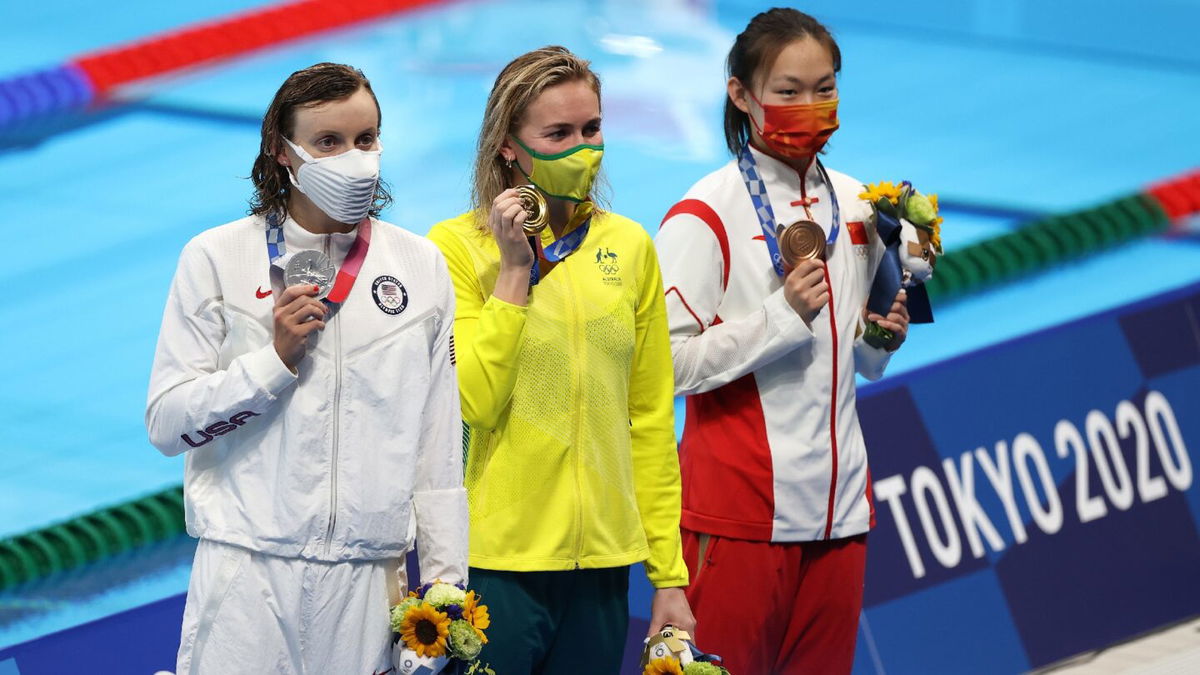 Ledecky accepts silver at 400 free medal ceremony