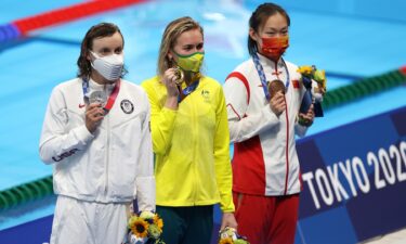 Ledecky accepts silver at 400 free medal ceremony