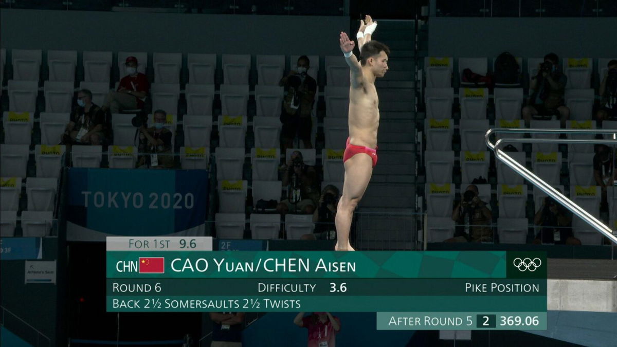 Gus Kenworthy cheers on divers at men's 10m synchro final