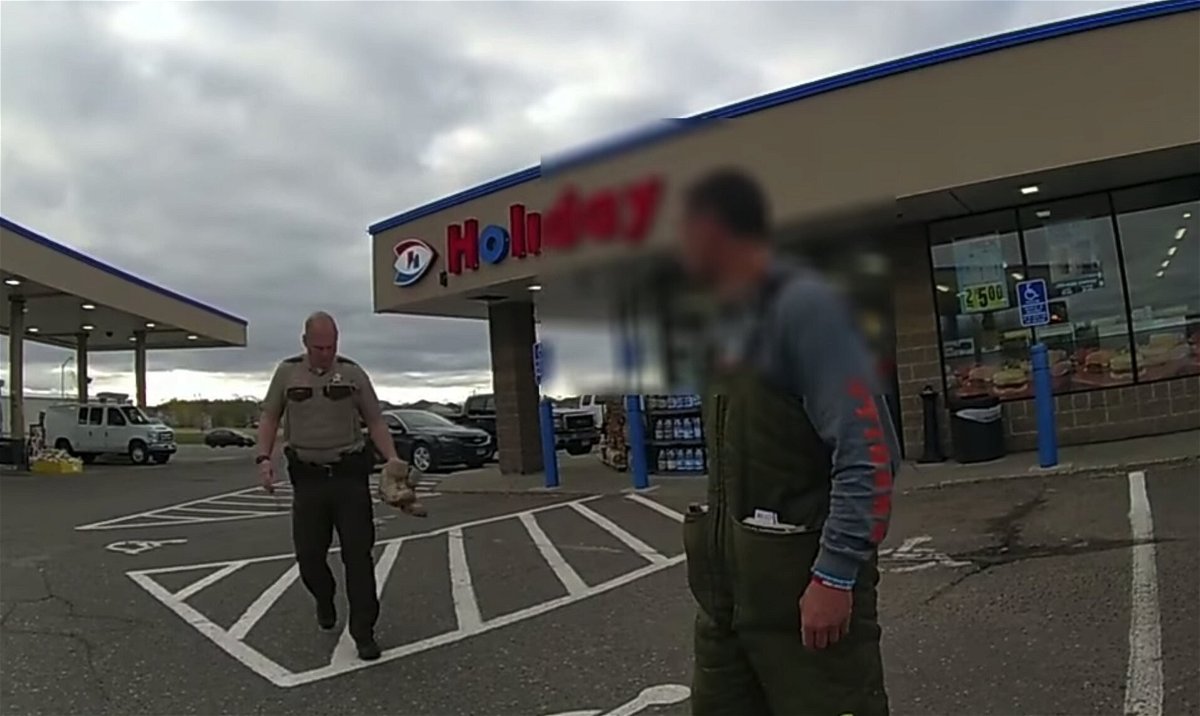 <i>Chisago County Sheriff</i><br/>A military veteran traveling through Minnesota without shoes now has a fresh pair thanks to a Chisago County Sheriff's deputy.
