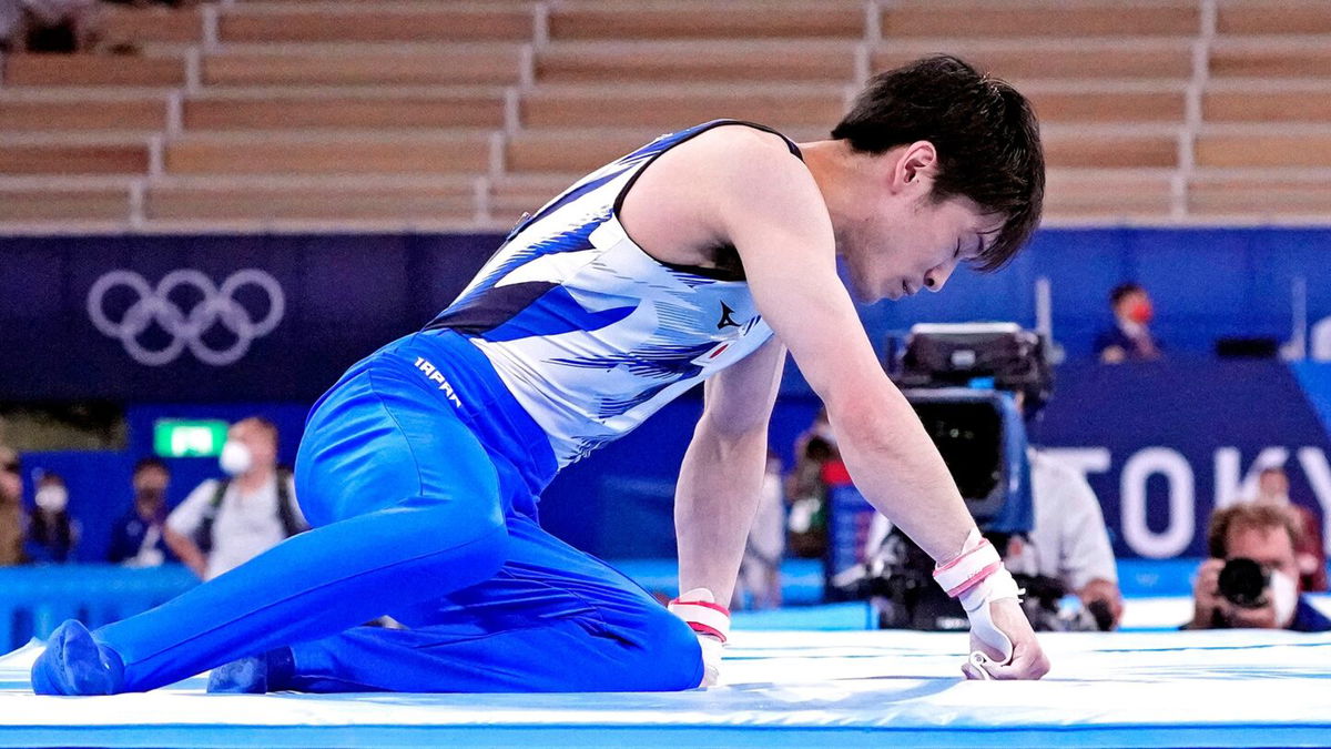 Uchimura falls off high bar