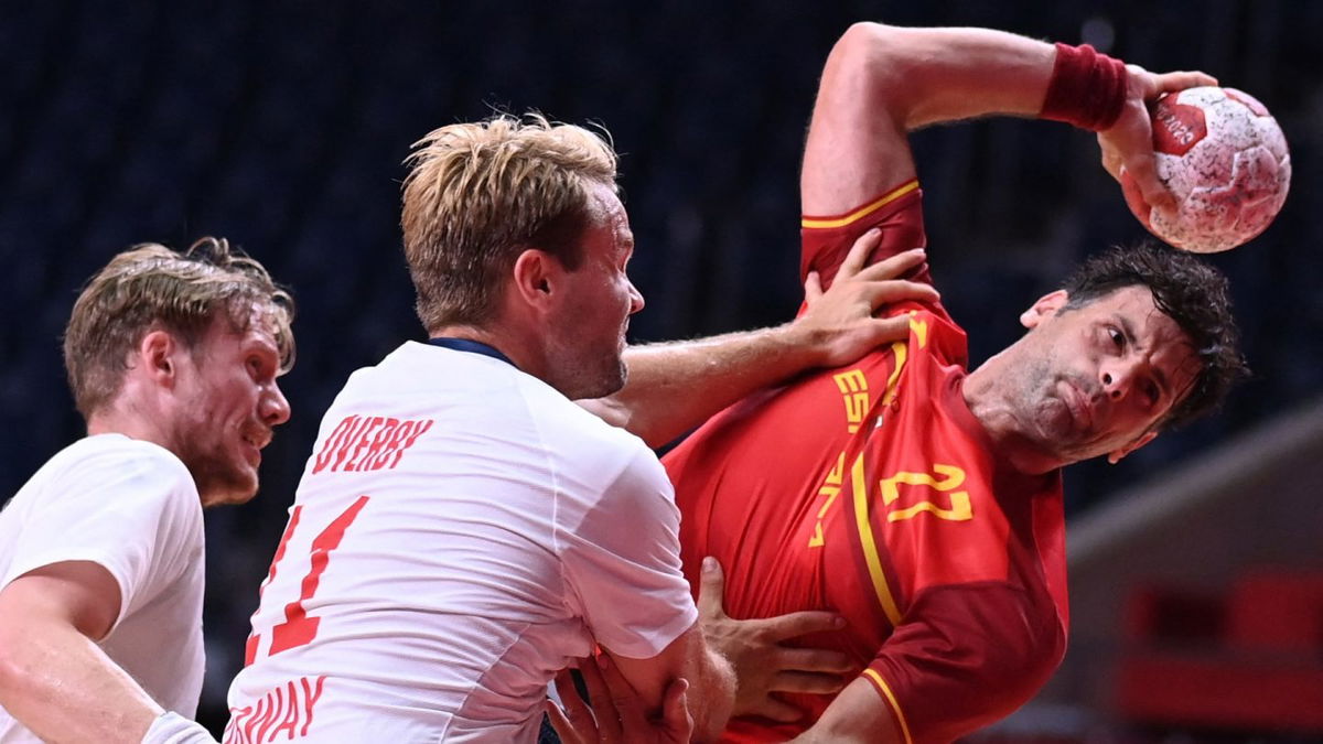 Spain scores a 28-27 win over Norway in handball group play