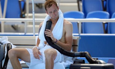 Daniil Medvedev cools down during the break by using a mobile air conditioner and a towel with ice cubes at the Ariake Tennis Park on Saturday.
