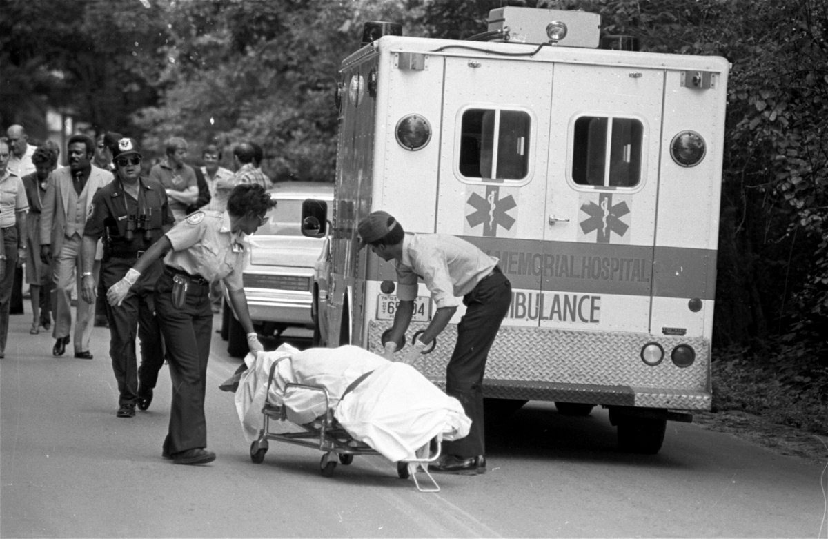 <i>Jerome McLendon/Atlanta Journal-Constitution/AP</i><br/>Investigators pull the body of Nathaniel Cater out of the Chattahoochee River in Atlanta in 1981. Wayne Williams