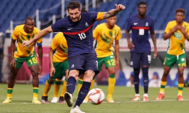 France escapes South Africa in 7-goal match