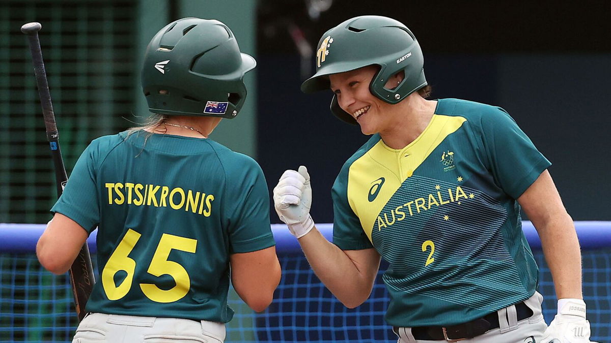 Australia beats Italy in tight opening-round contest