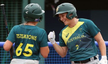 Australia beats Italy in tight opening-round contest