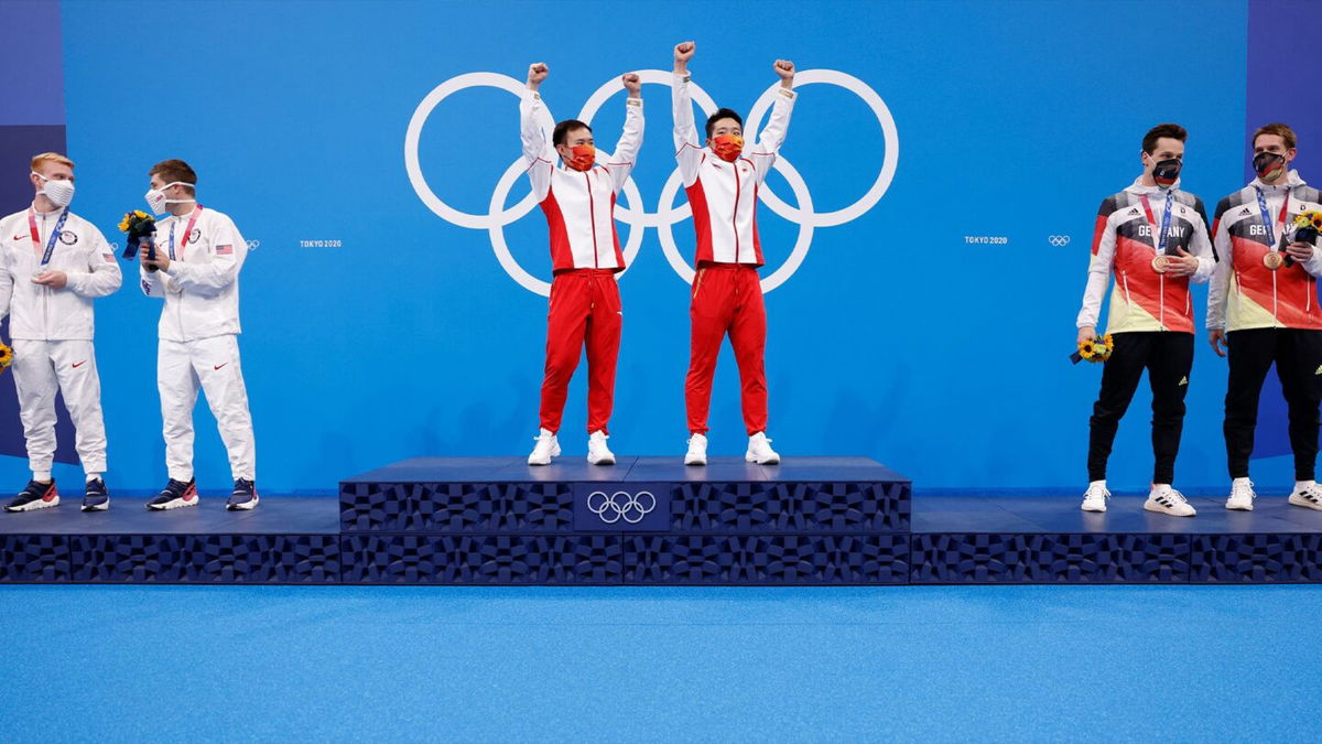 Team China receives gold for men's synchro springboard