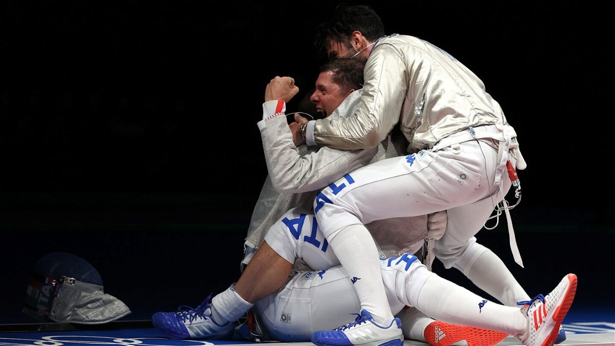 Italy's wild celebration in team sabre semifinals