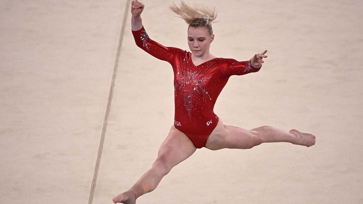 Jade Carey performs top-3 floor routine in qualification