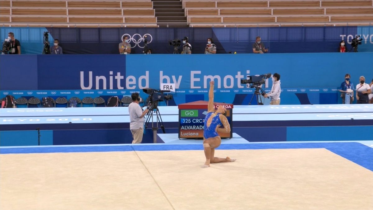 Luciana Alvarado ends floor routine with demonstration