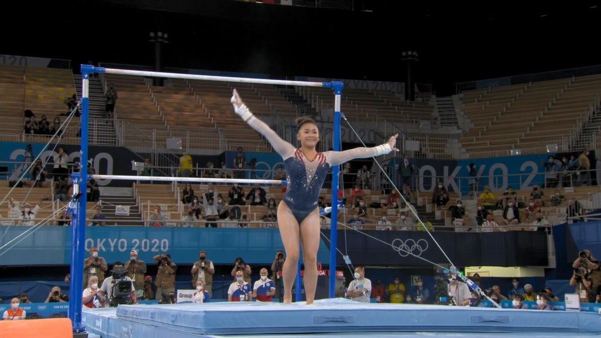 Suni Lee nails 15.300 uneven bars routine