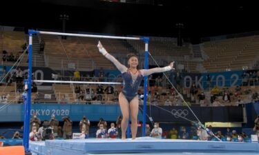 Suni Lee nails 15.300 uneven bars routine