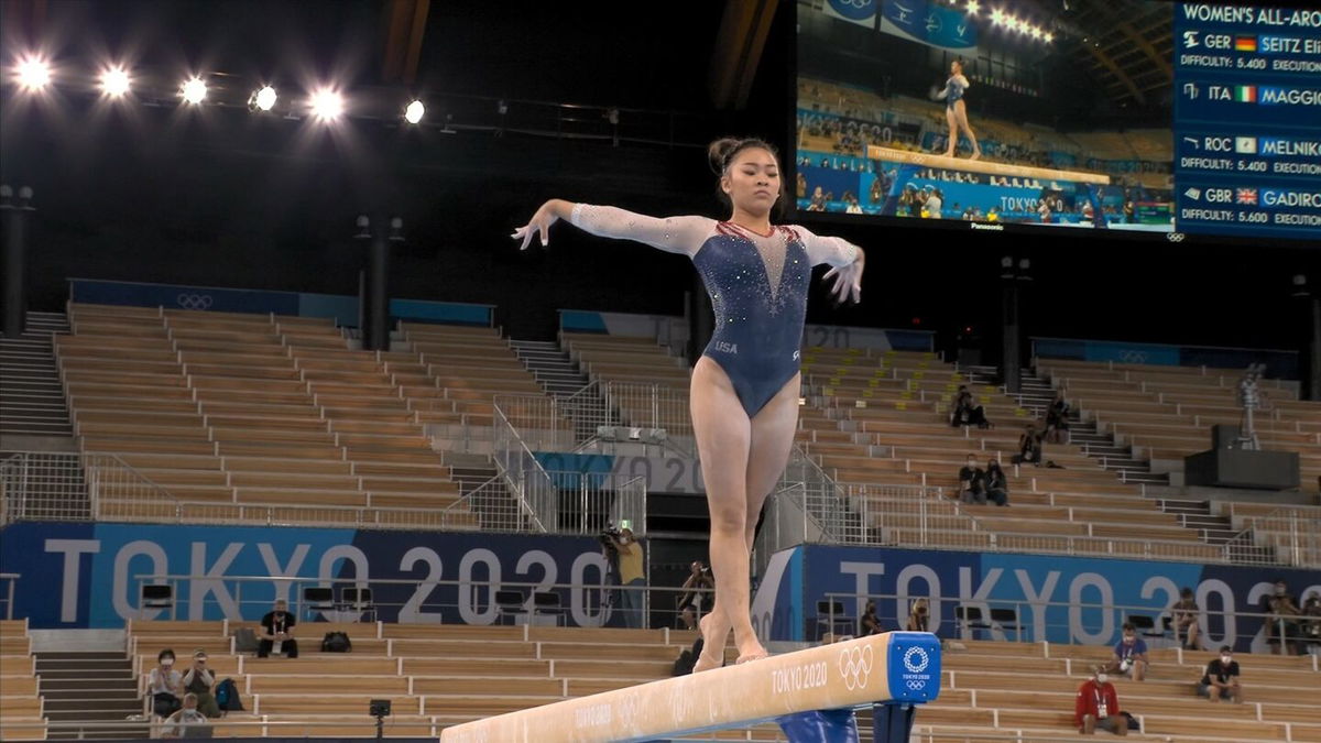 Suni Lee pulls off incredible save in balance beam routine