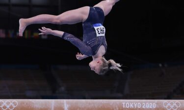 Jade Carey falls off beam in all-around final