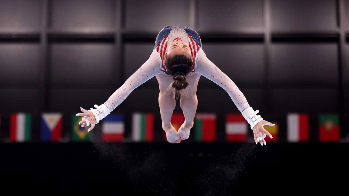 Suni Lee nails defining uneven bars routine in all-around