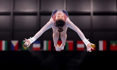 Suni Lee nails defining uneven bars routine in all-around