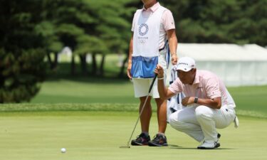 Matsuyama sinks long birdie to close in on Schauffele