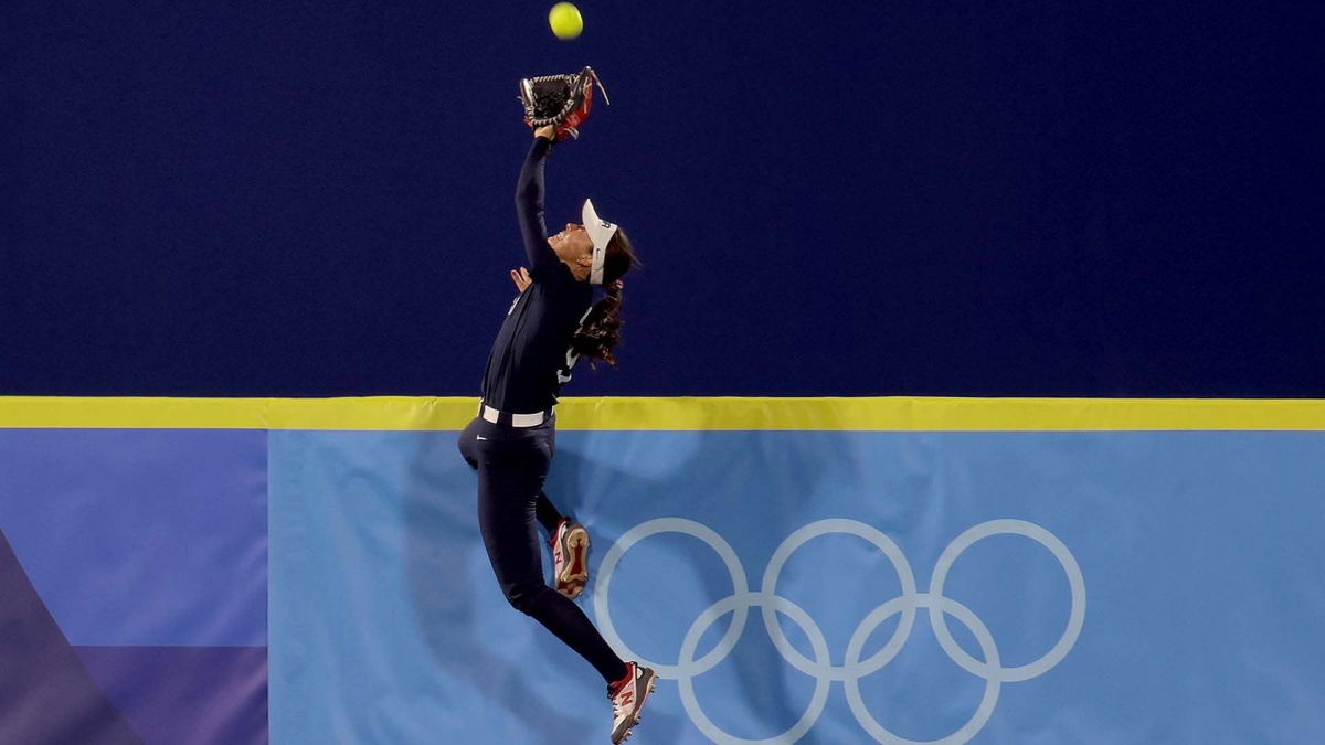 Janie Reed makes spectacular home run-robbing catch in final