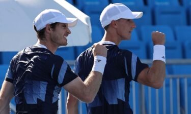 Andy Murray and Joe Salisbury advance in doubles