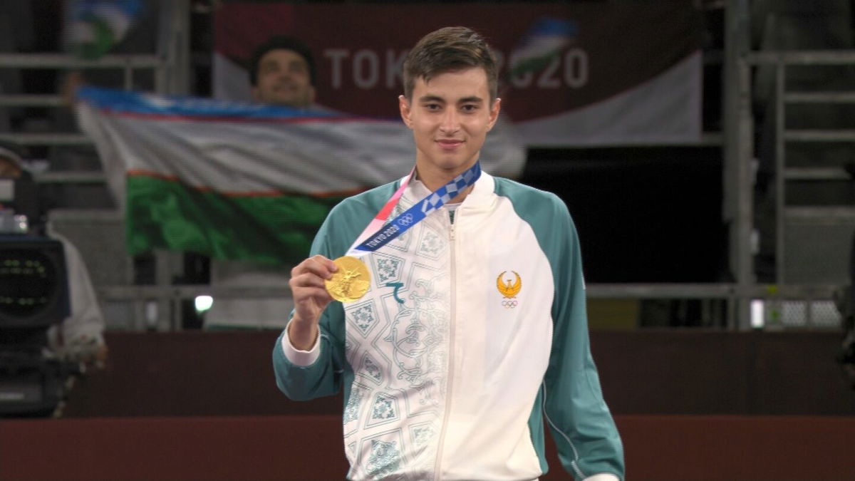 Uzbekistan's Ulugbek Rashitov receives taekwondo gold medal