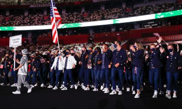 Eddy Alvarez surprised by family after Opening Ceremony