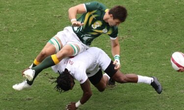 Carlin Isles tackles Visser of South Africa