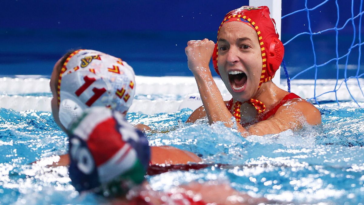 Spain holds off Hungary in women's water polo semis