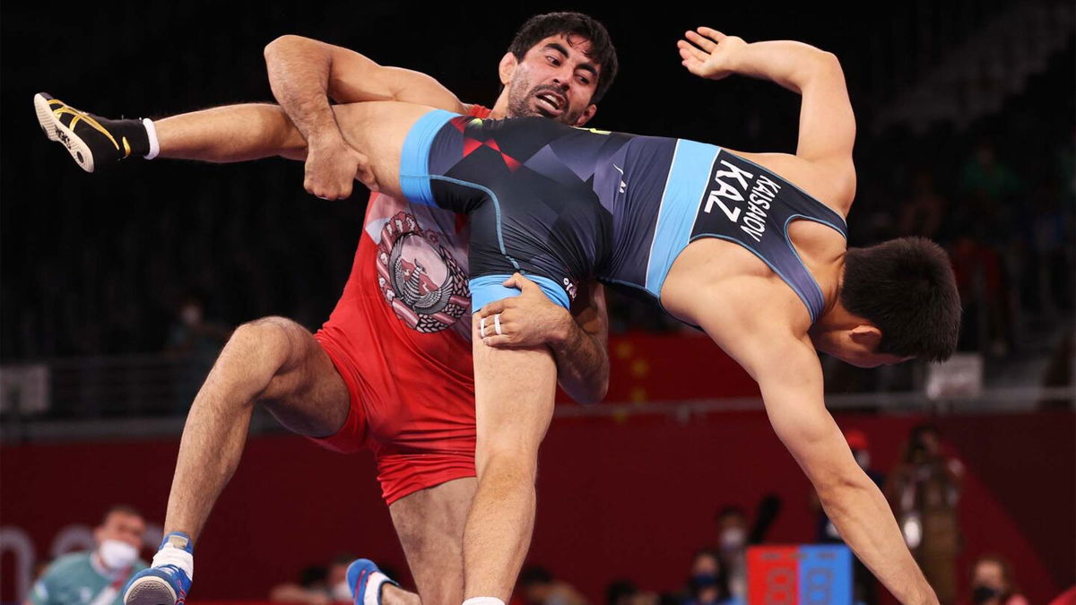 Bekzod Abdurakhmonov takes control to win 74kg bronze 13-2