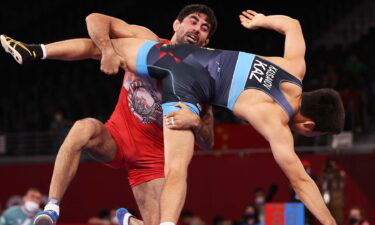 Bekzod Abdurakhmonov takes control to win 74kg bronze 13-2