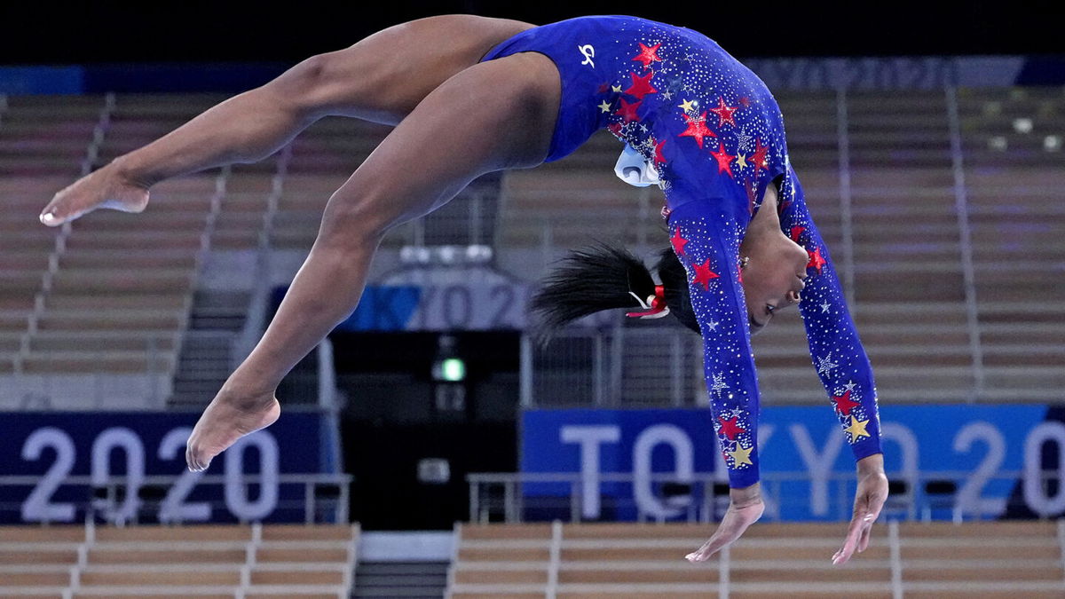 Simone Biles jumps backwards on beam