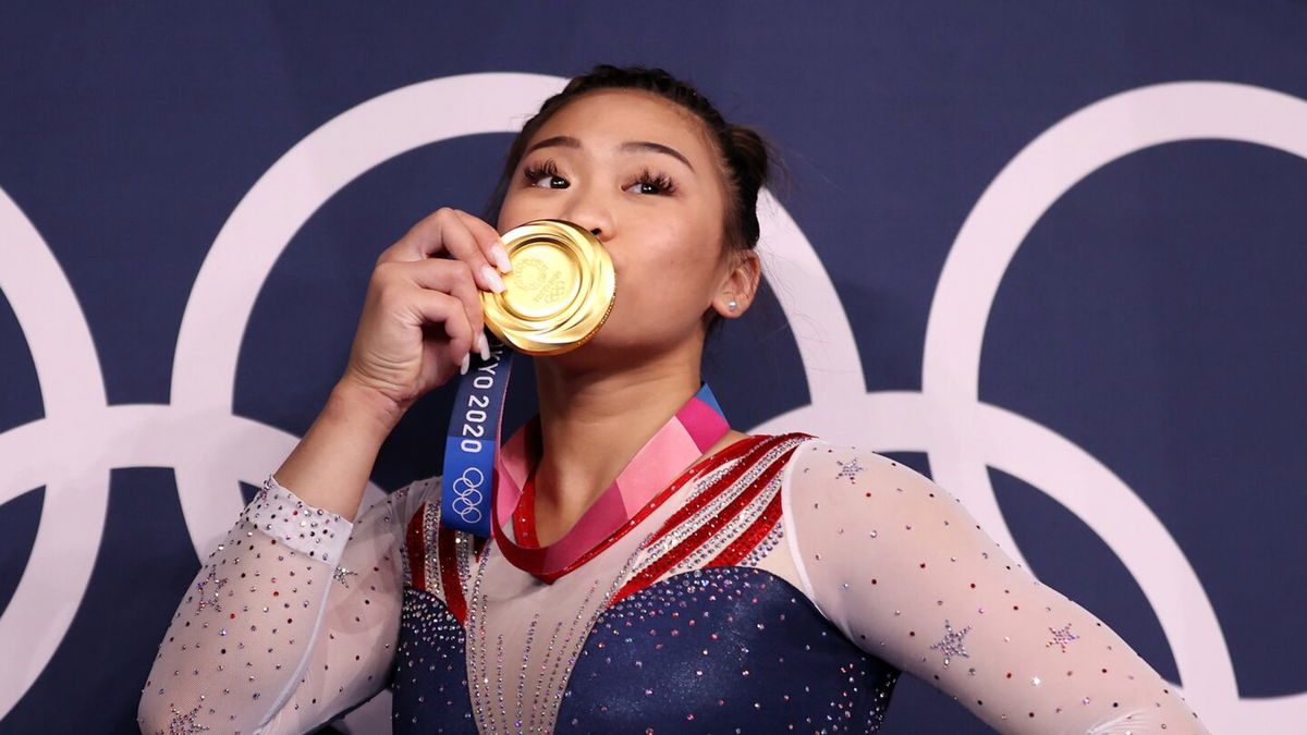 Suni Lee poses with her gold medal