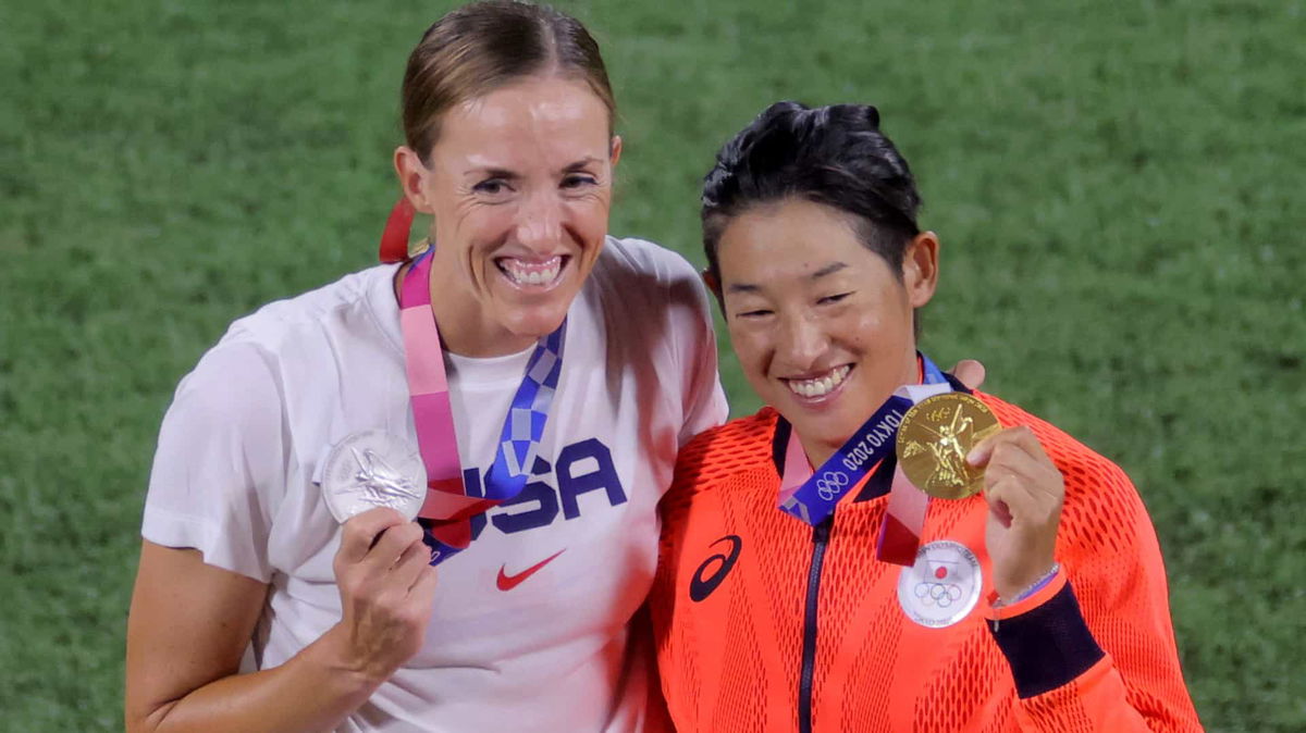 Team USA's Monica Abbott and Japan's Yukiko Ueno