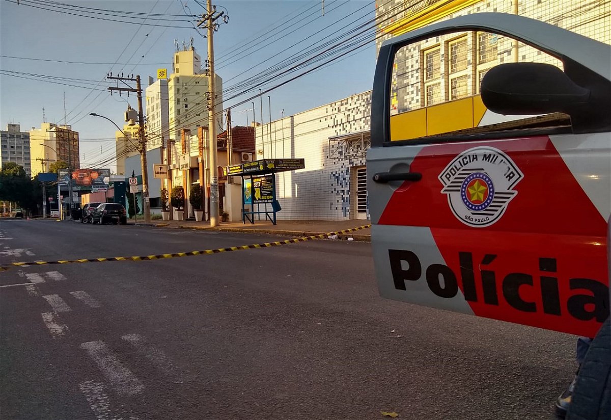 <i>Lazaro Jr./Hojemais Aracatuba/AFP/Getty Images</i><br/>Heavily armed bank robbers wreaked havoc in Aracatuba early Monday