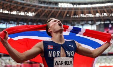 Warholm sets new world record