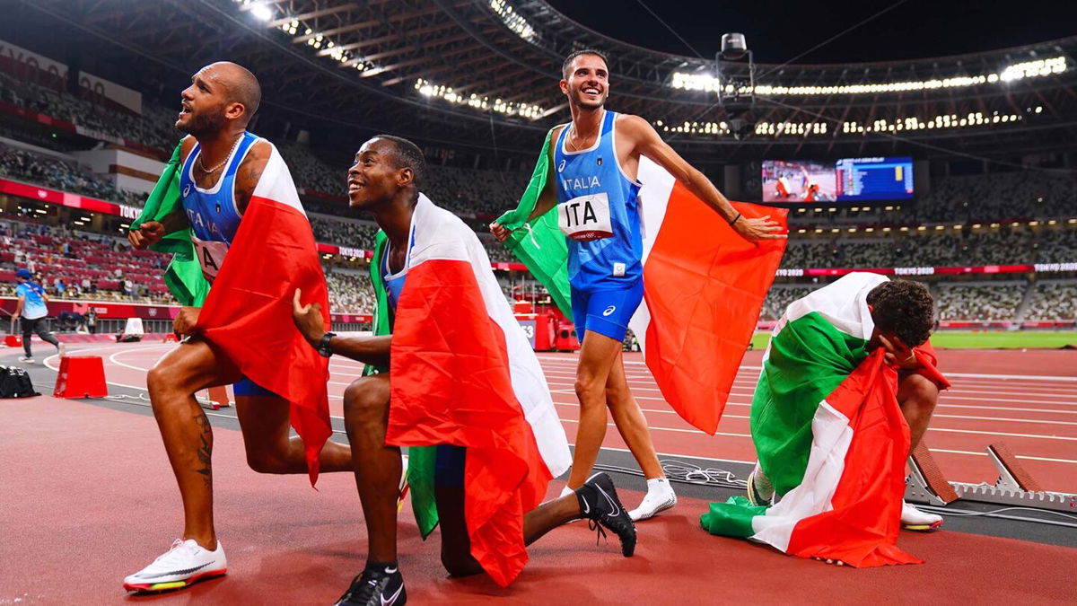 Italy shocks in photo finish in men's 4x100m relay