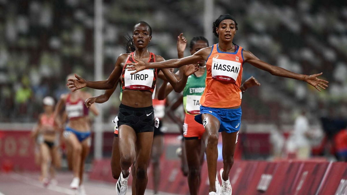 Sifan Hassan roars back to win 1500m prelim after trip