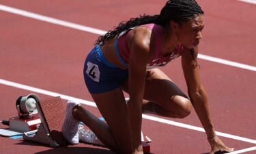 Allyson Felix wins 400m heat with third-best time of prelims