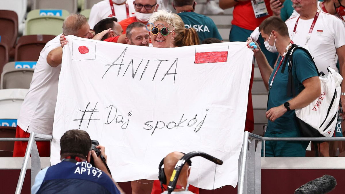 Anita Wlodarczyk wins third consecutive hammer throw gold