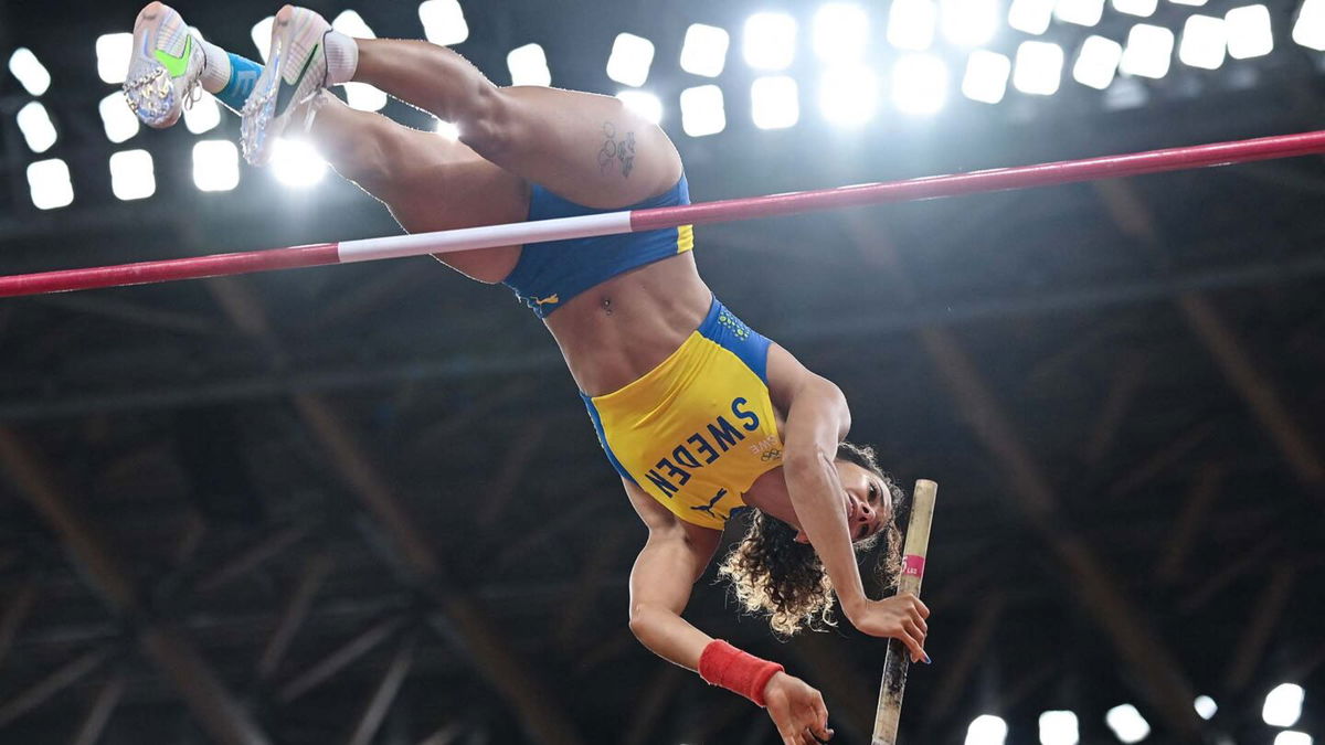 Sweden's Bengtsson easily qualifies for pole vault finals