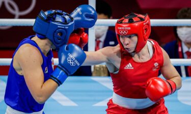 Lauren Price beats Li Qian to win women's middleweight gold