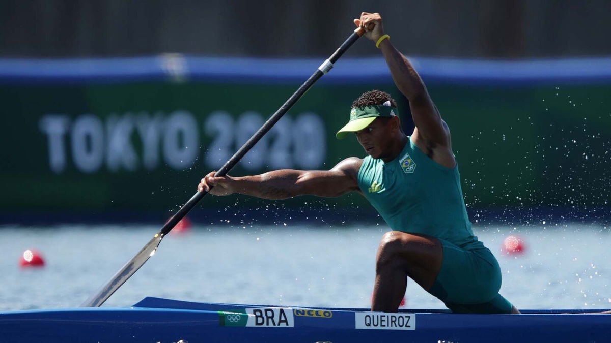 Queiroz Dos Santos pulls away in men's C-1 1000m sprint heat