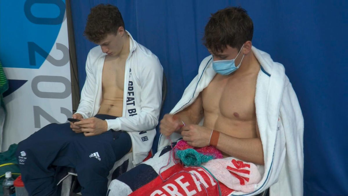 British diver Tom Daley knits DURING 10m platform event