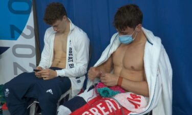 British diver Tom Daley knits DURING 10m platform event