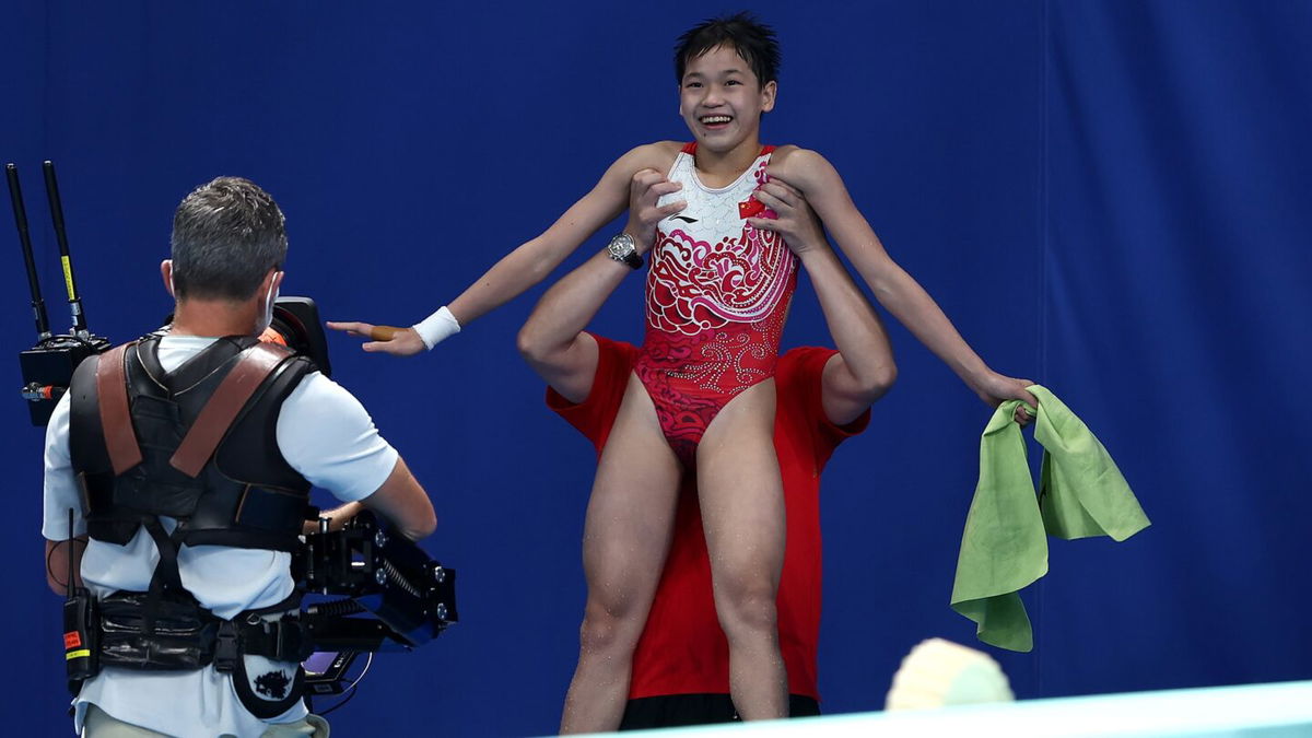 14-year-old Quan Hongchan delivers perfection on platform